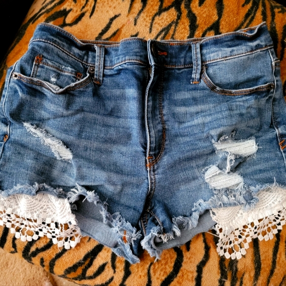 Mudd Blue Jean Shorts with Lace Accents Pockets Flex Stretch Size 9 - Picture 1 of 3